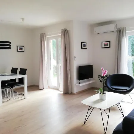 Apartment Punta E With Garden Premantura